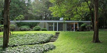 philip-johnson-booth-house-modernist-home-exterior front