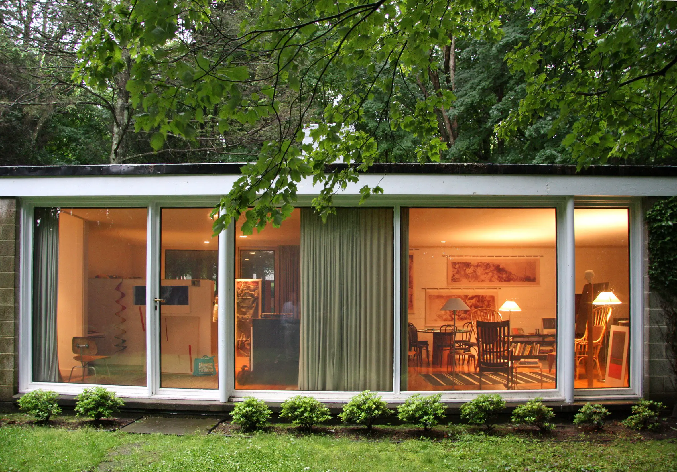 philip-johnson-booth-house-modernist-home-exterior back