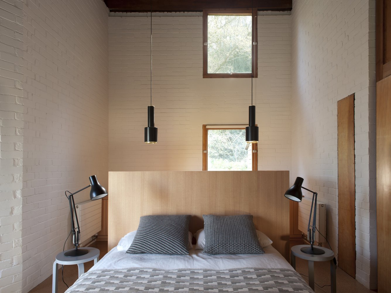 modern hillside Ansty Plum house - bedroom