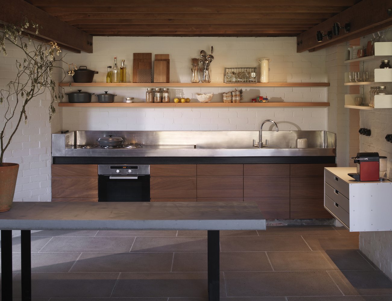 modern hillside Ansty Plum house - kitchen