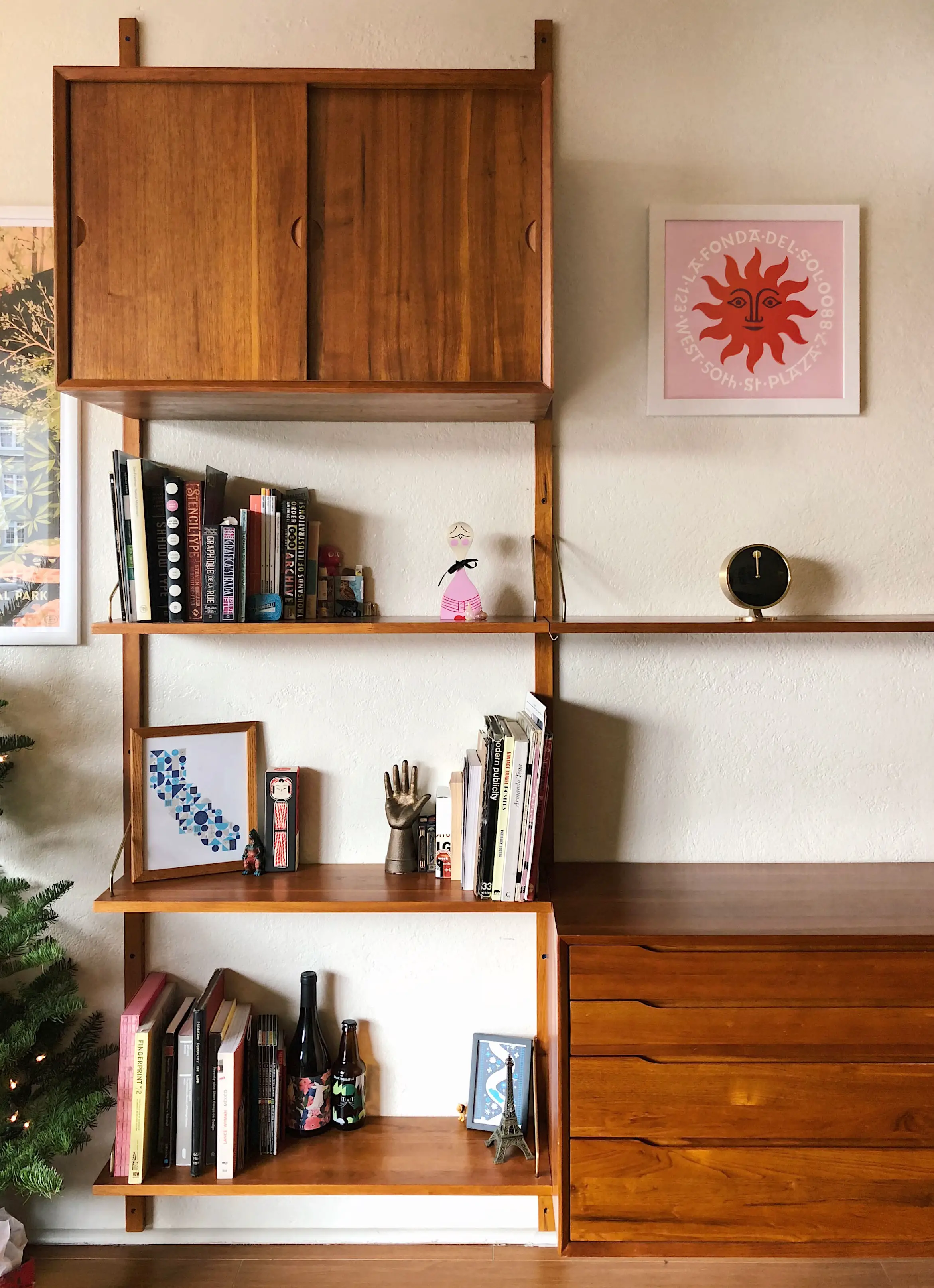 Eichler building san francisco - living room bookshelf