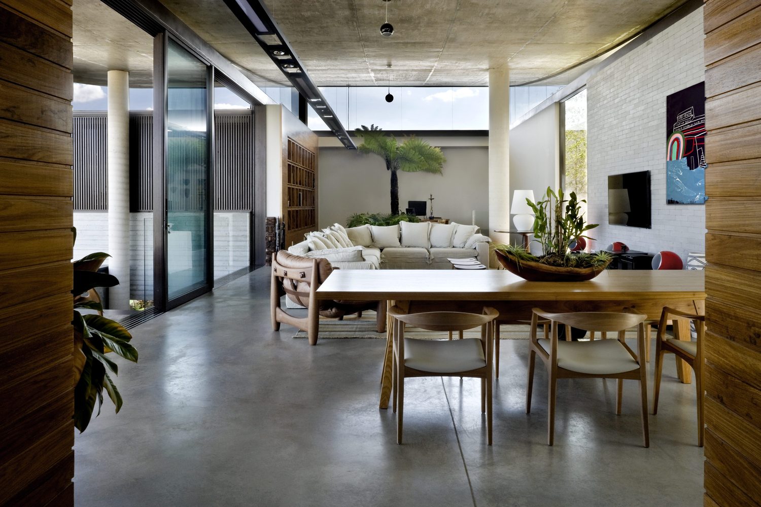 climbing house - contemporary house in Brazil by leo romano - living area