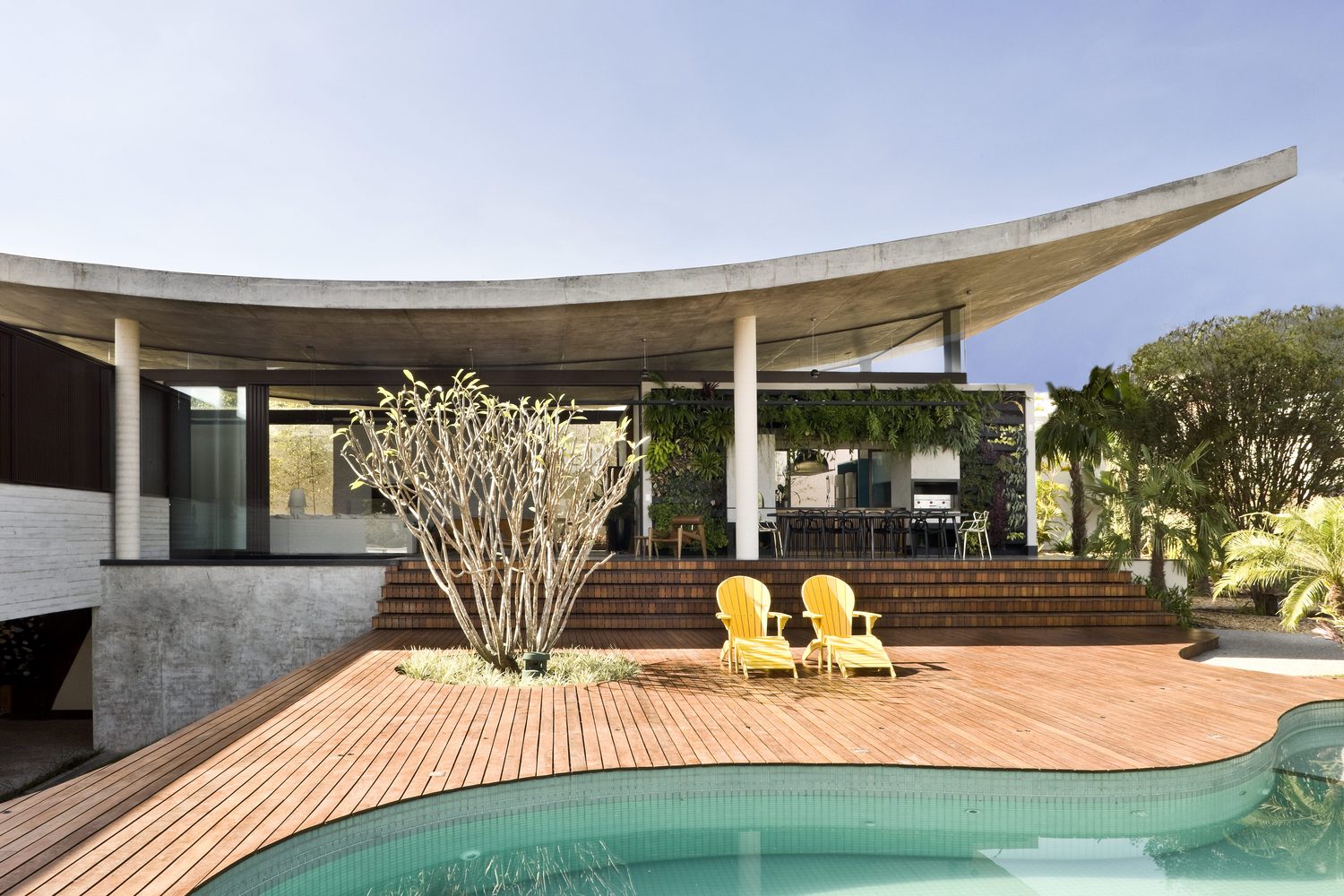 climbing house - contemporary house in Brazil by leo romano - pool