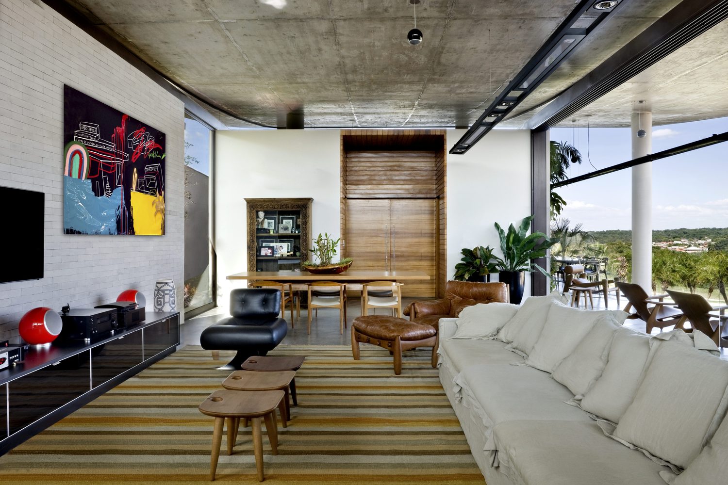 climbing house - contemporary house in Brazil by leo romano - living area