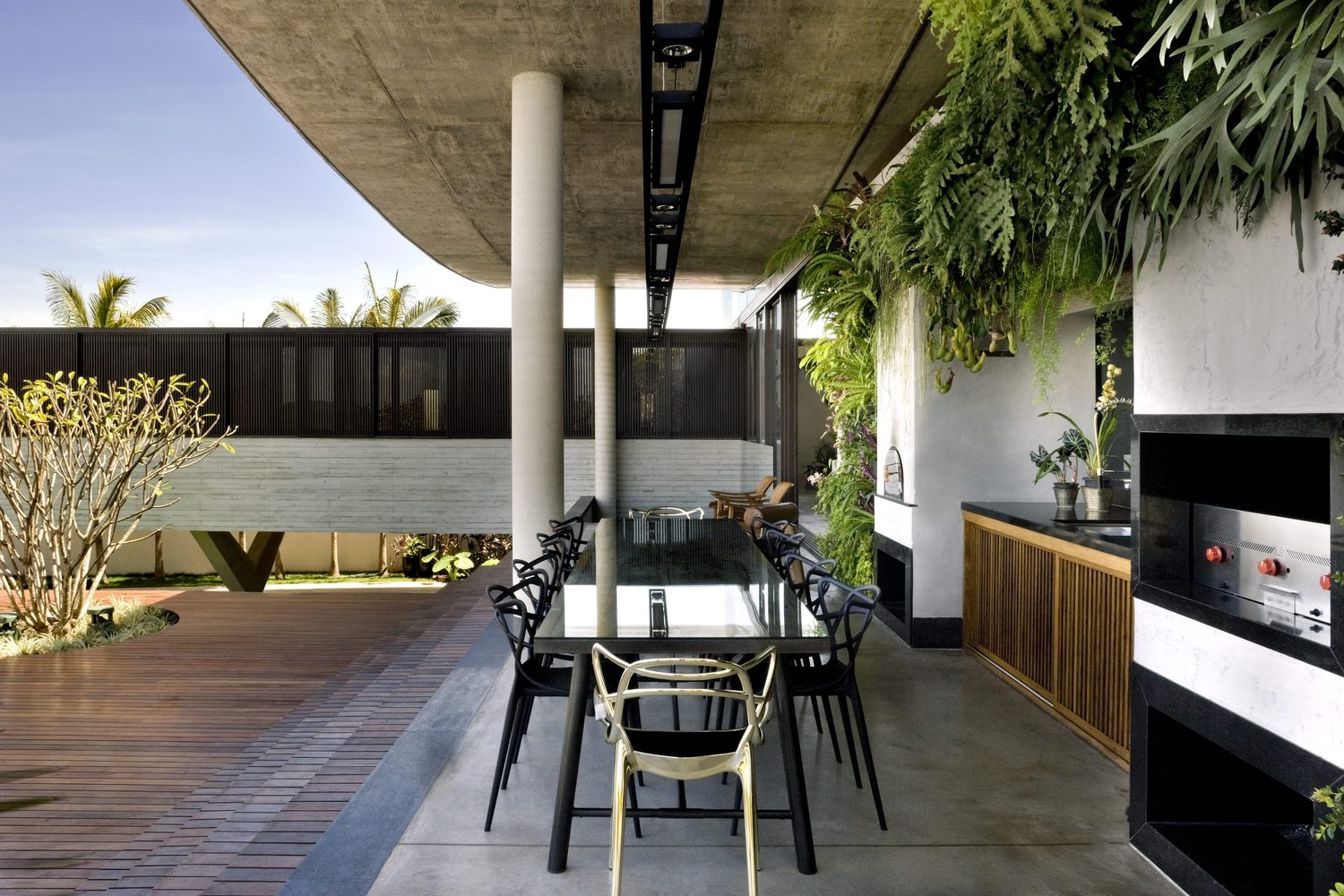 climbing house - contemporary house in Brazil by leo romano - dining area