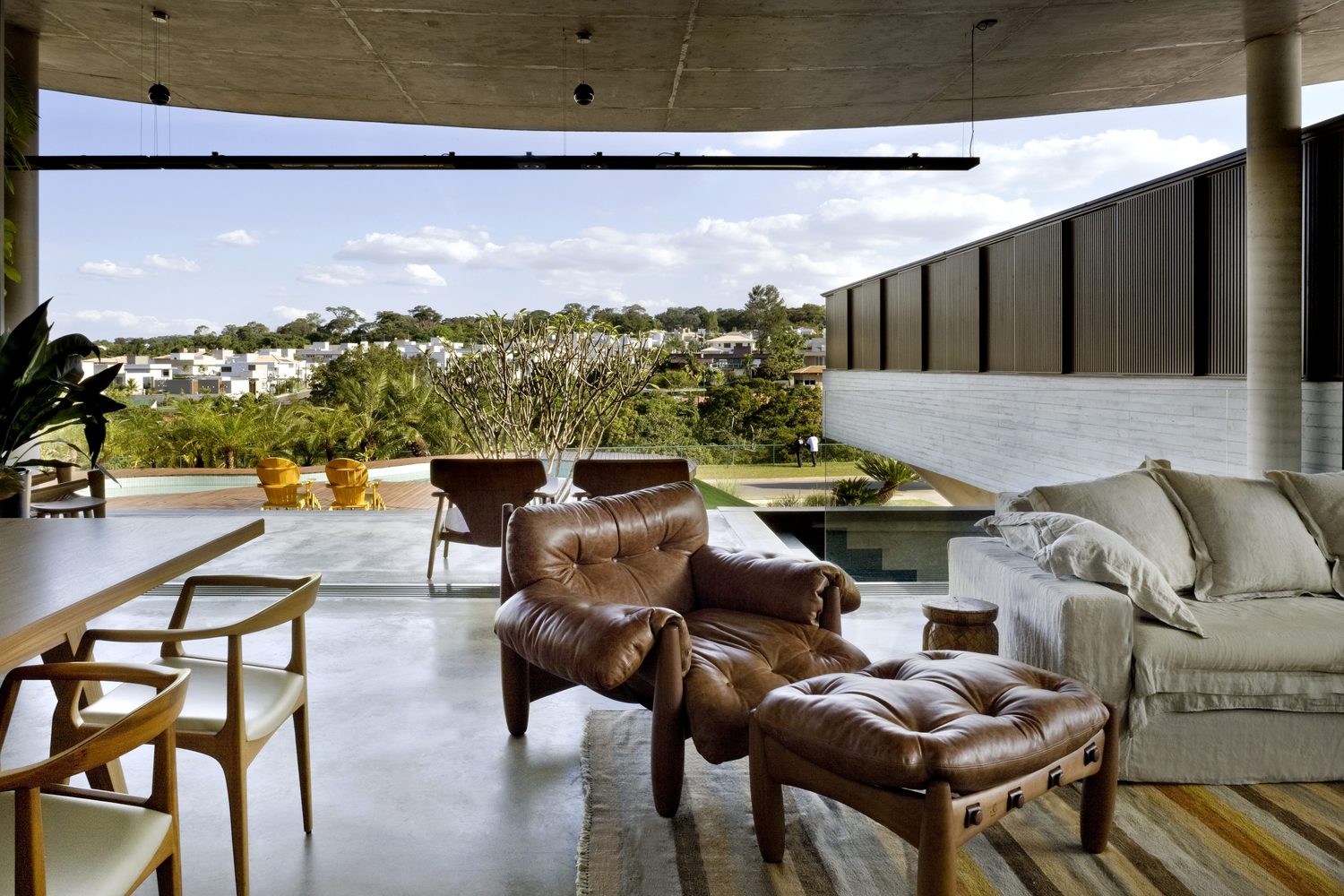 climbing house - contemporary house in Brazil by leo romano - living area