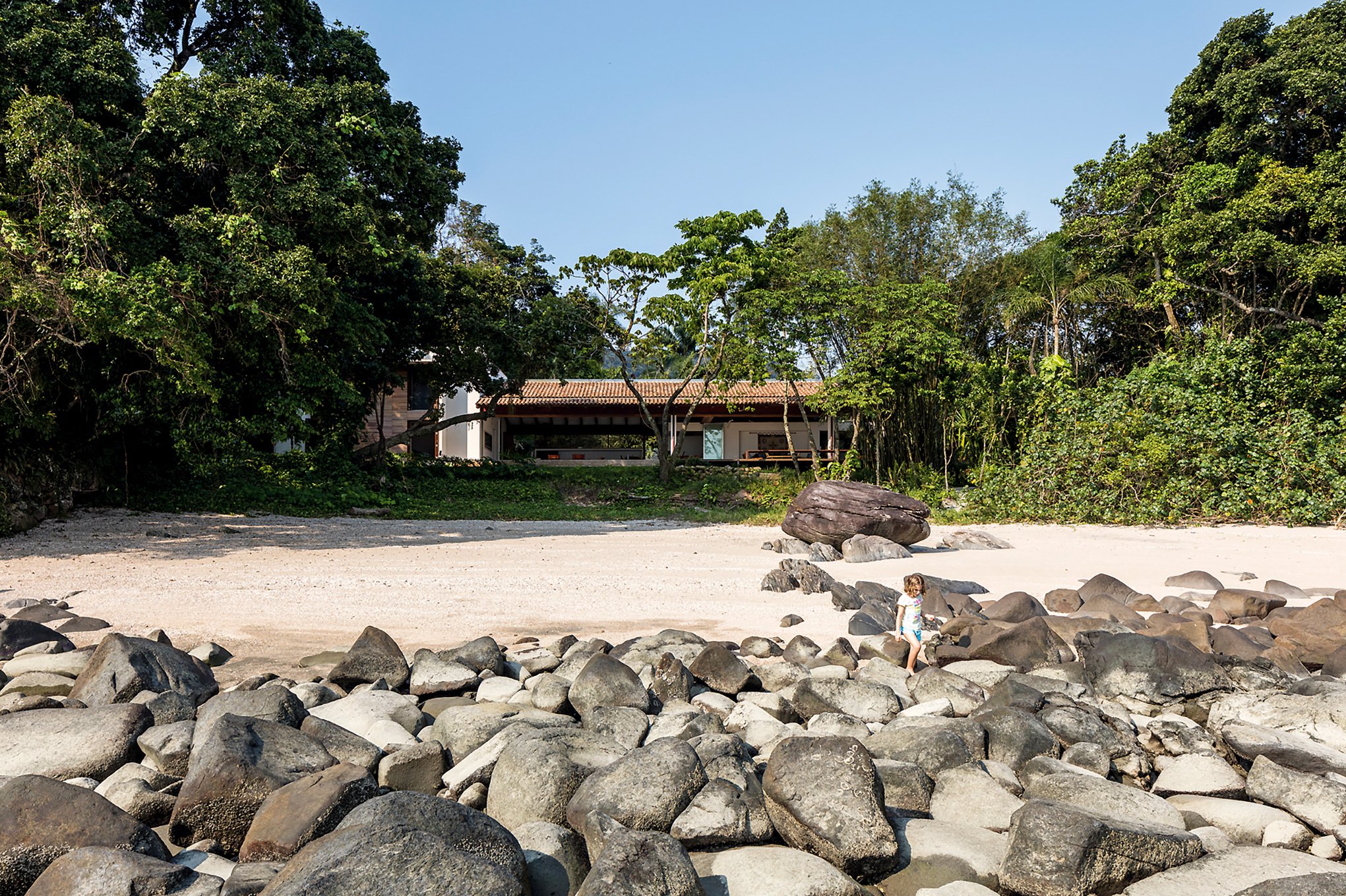 contemporary beach house - architect gui mattos - residencia conchas - exterior