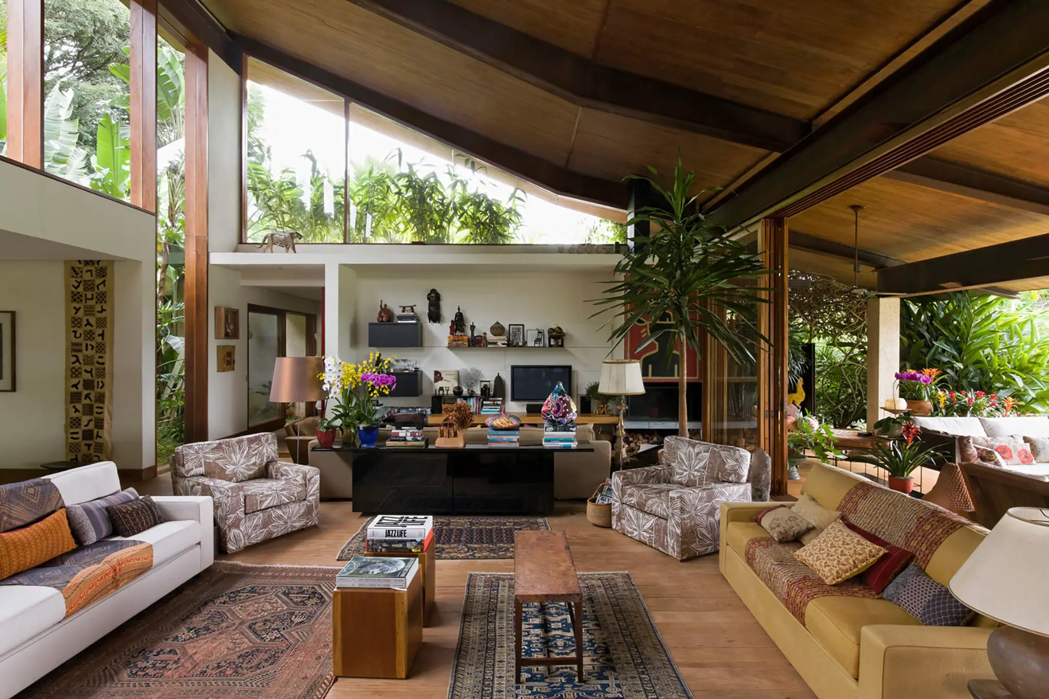 contemporary Brazilian house - gui mattos residencia baroneza - living room