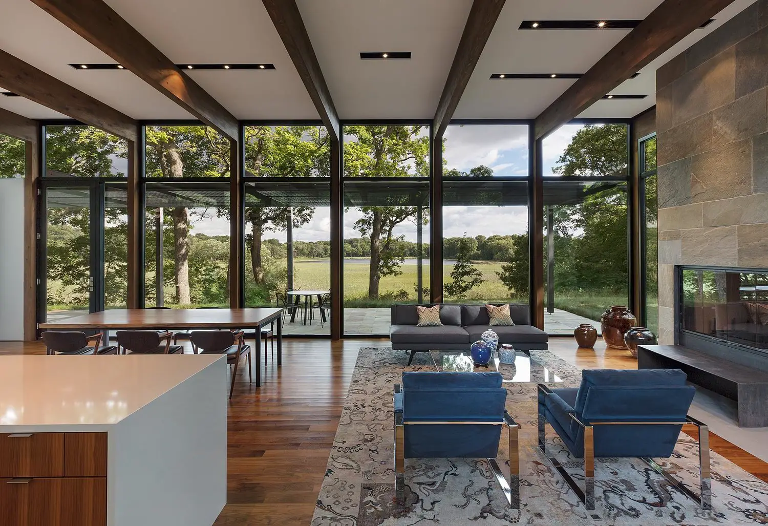 Modernist Woodland House - Altus architecture - living room