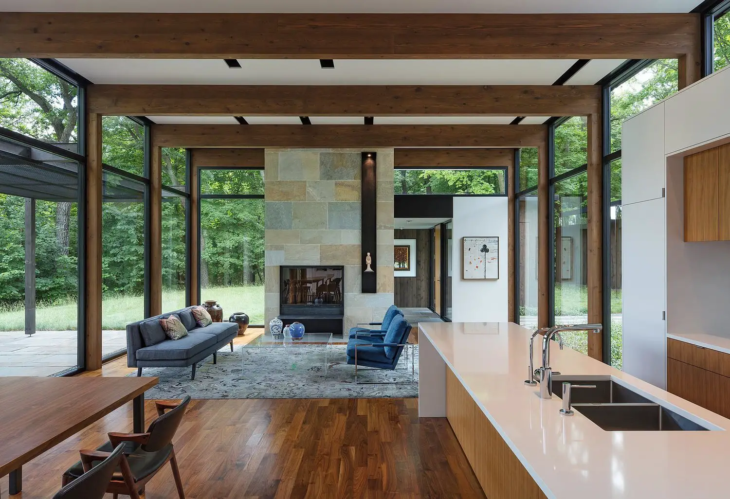 Modernist Woodland House - Altus architecture - living room