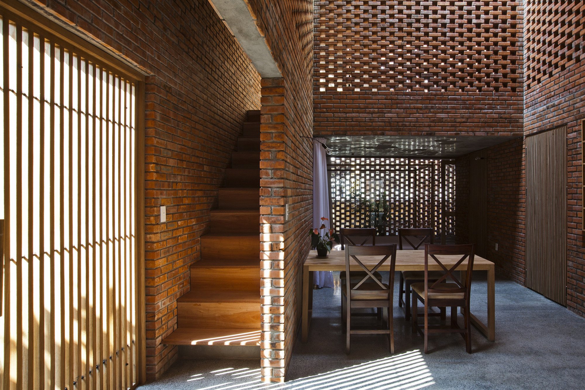 1 - Termitary Modern Brick House - dining area