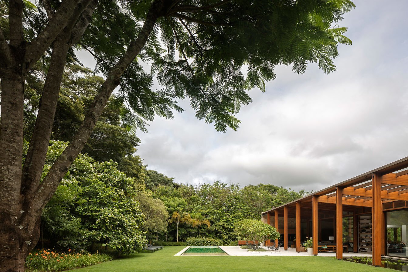 Contemporary Home Sao Paulo - exterior swimming pool