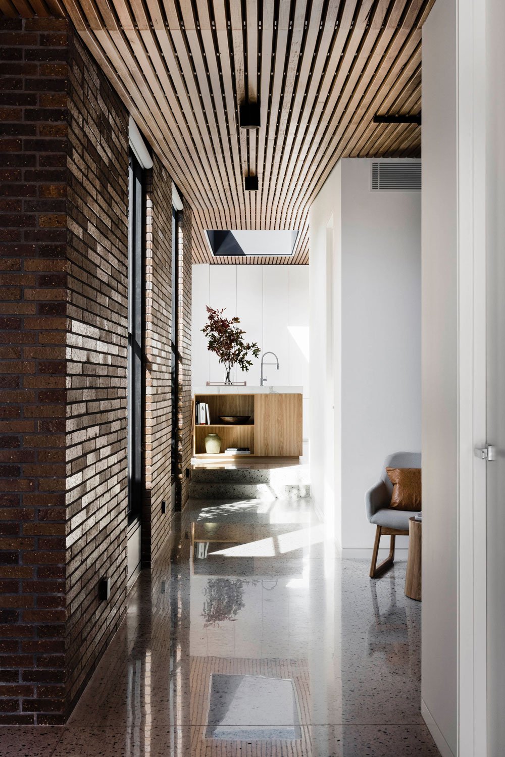 FIGR architects Courtyard House inside-corridor