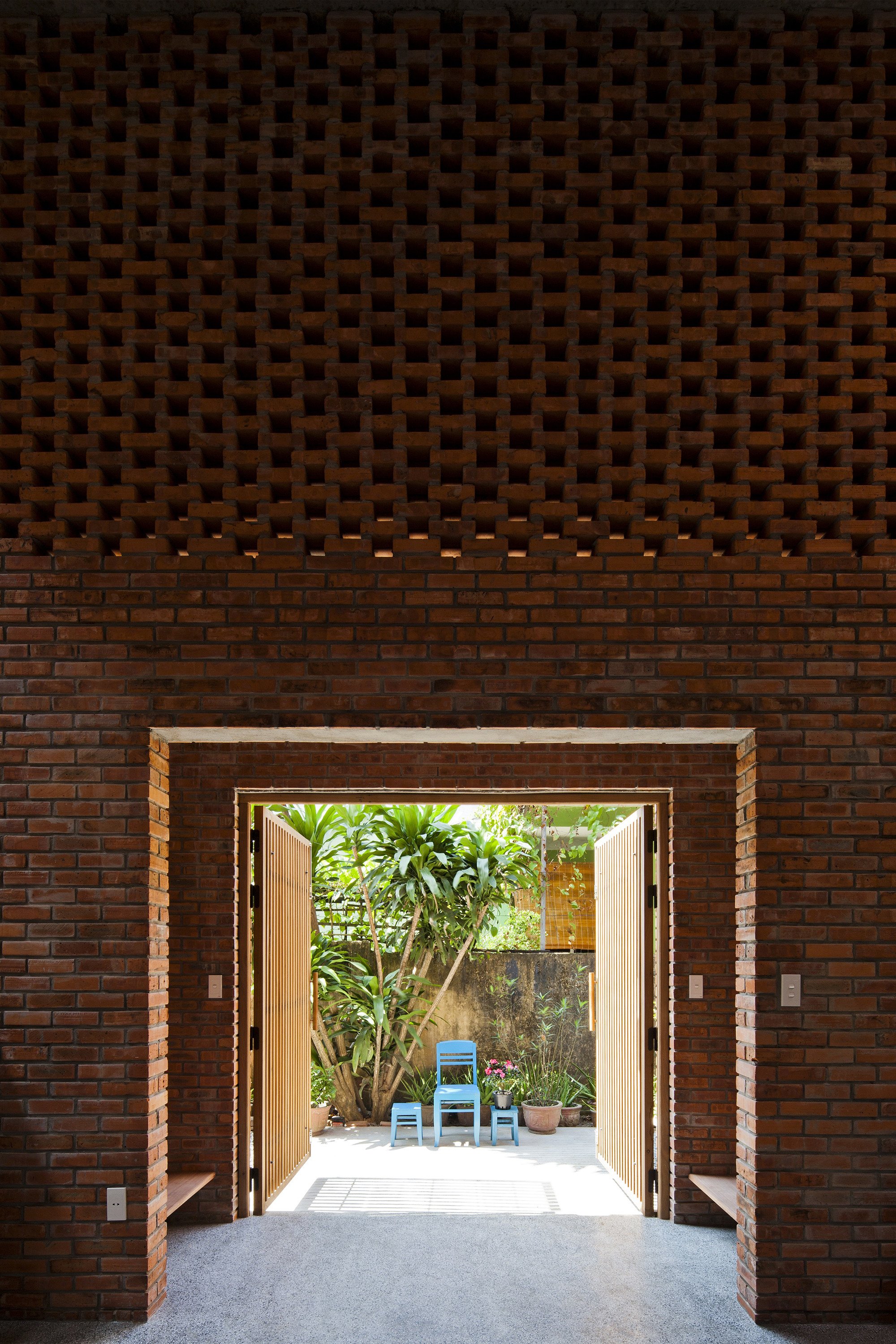 Termitary Modern Brick House - entrance