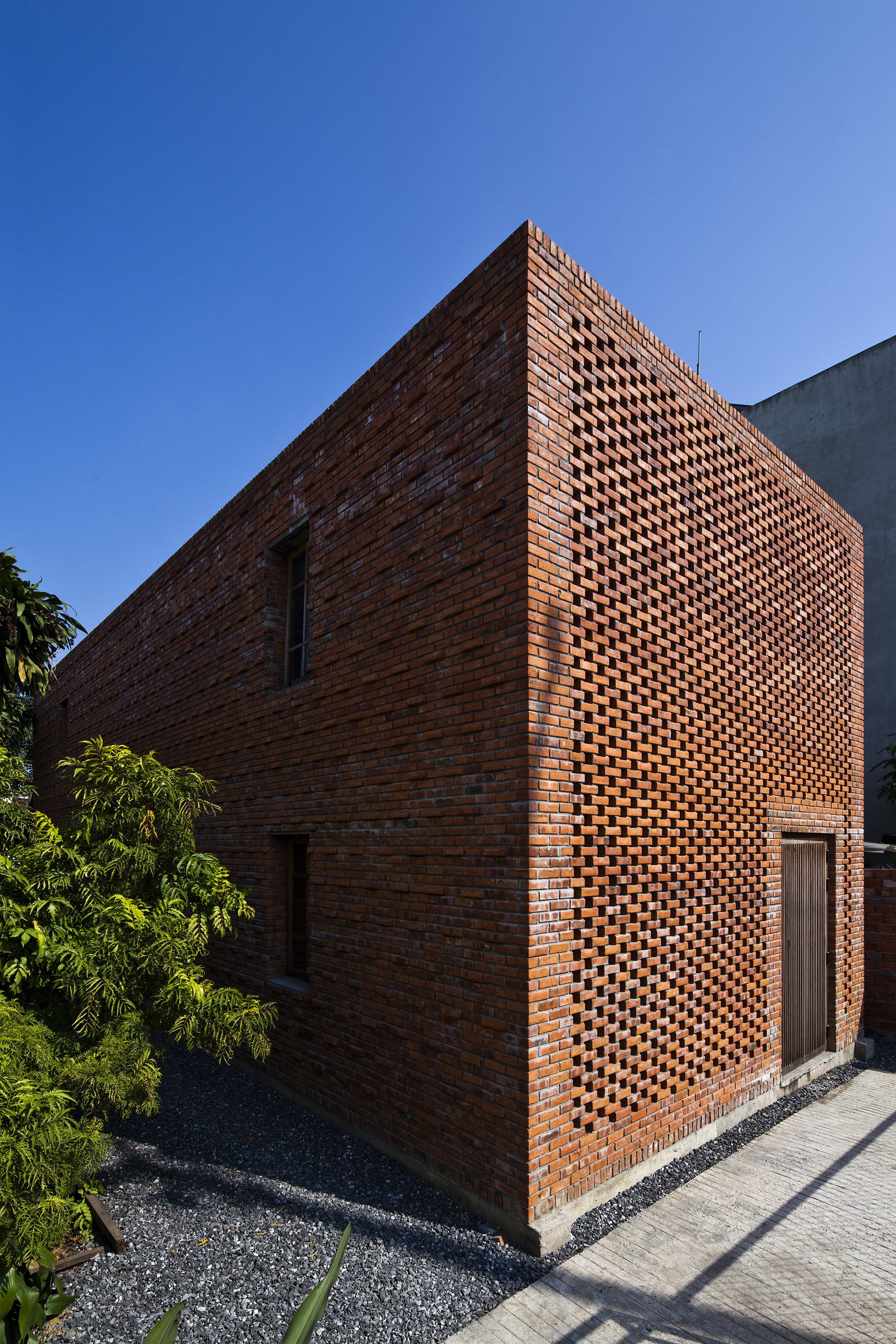 Termitary Modern Brick House - exterior