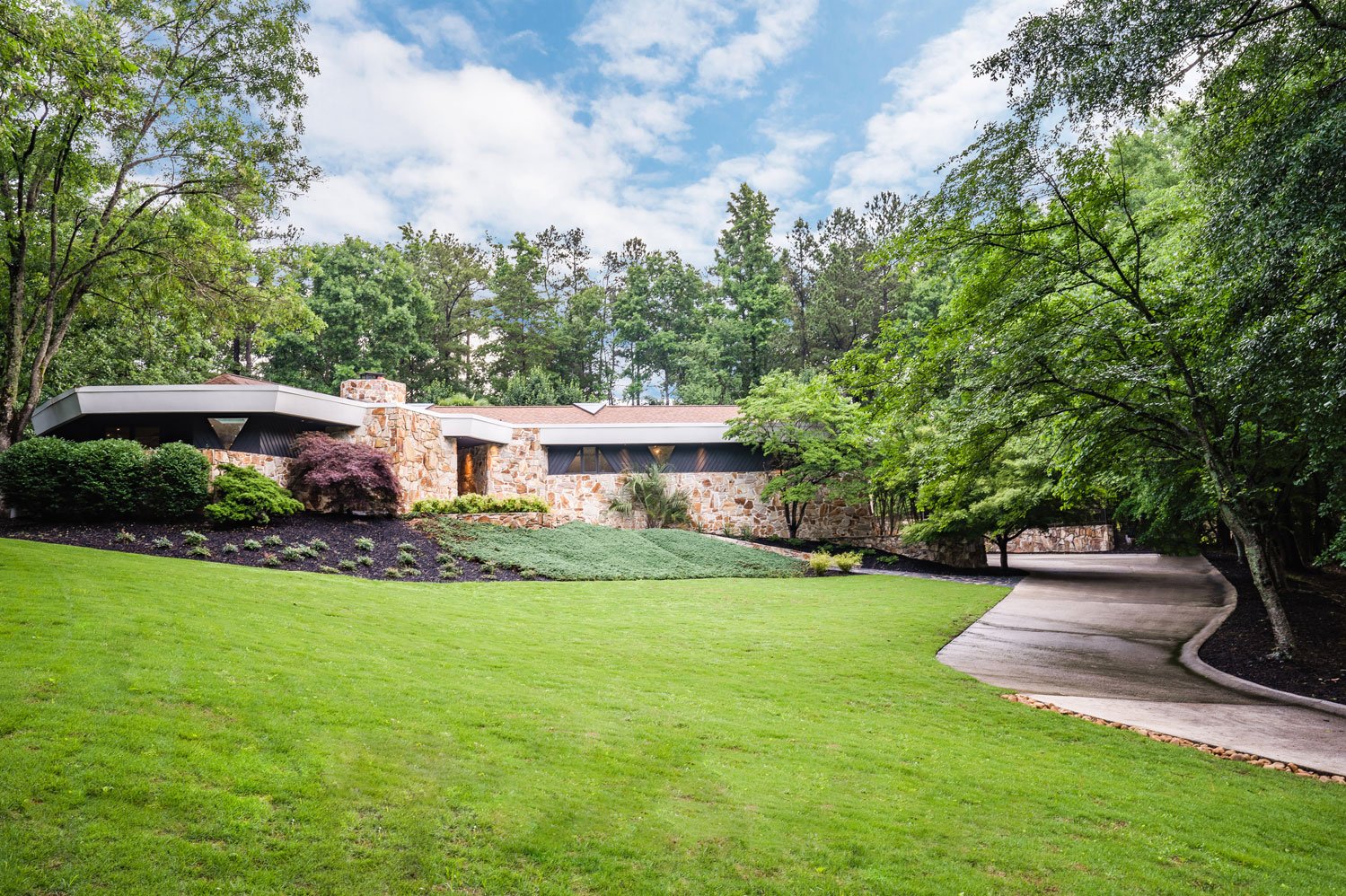 Robert-M-Green---organic-mid-century-house- exterior front