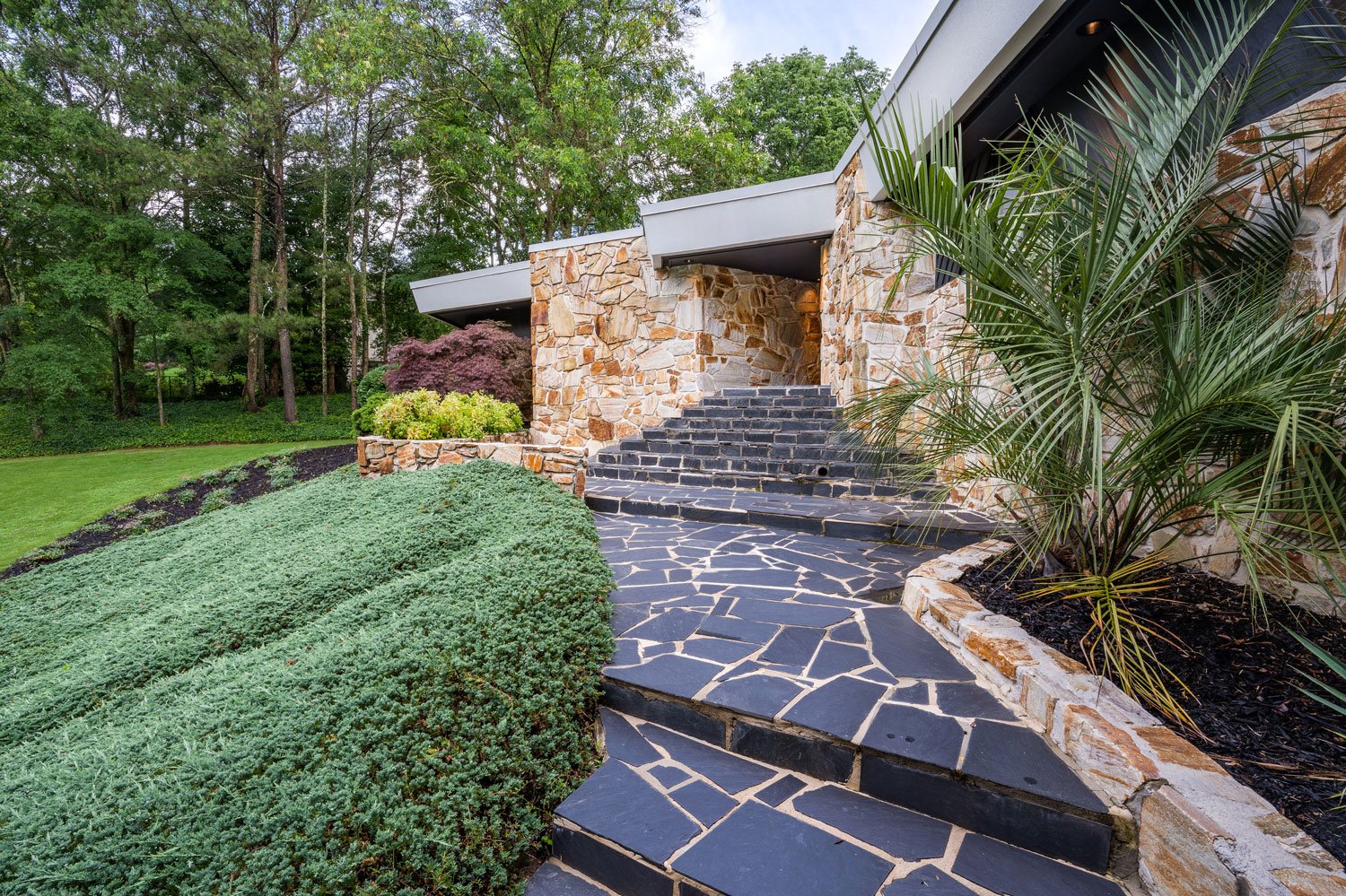 Robert-M-Green---organic-mid-century-house- entrance