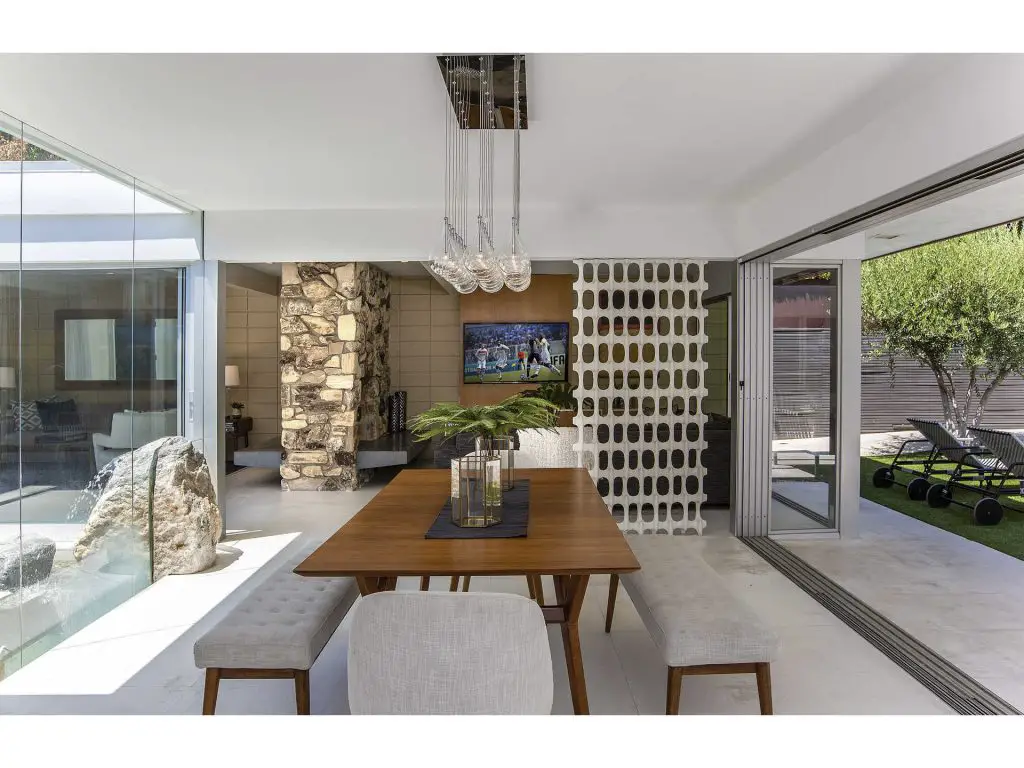 1959 midcentury home in Los Angeles - dining area