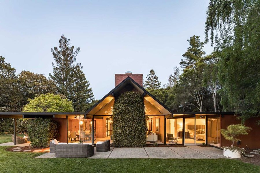 Eichler house Palo Alto Hills_exterior backyard