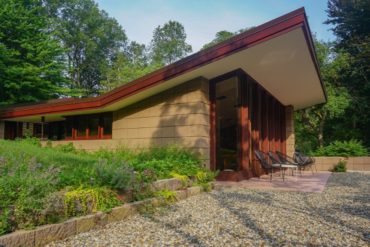 Frank Lloyd Wright - Eppstein House - Summer_exterior side view