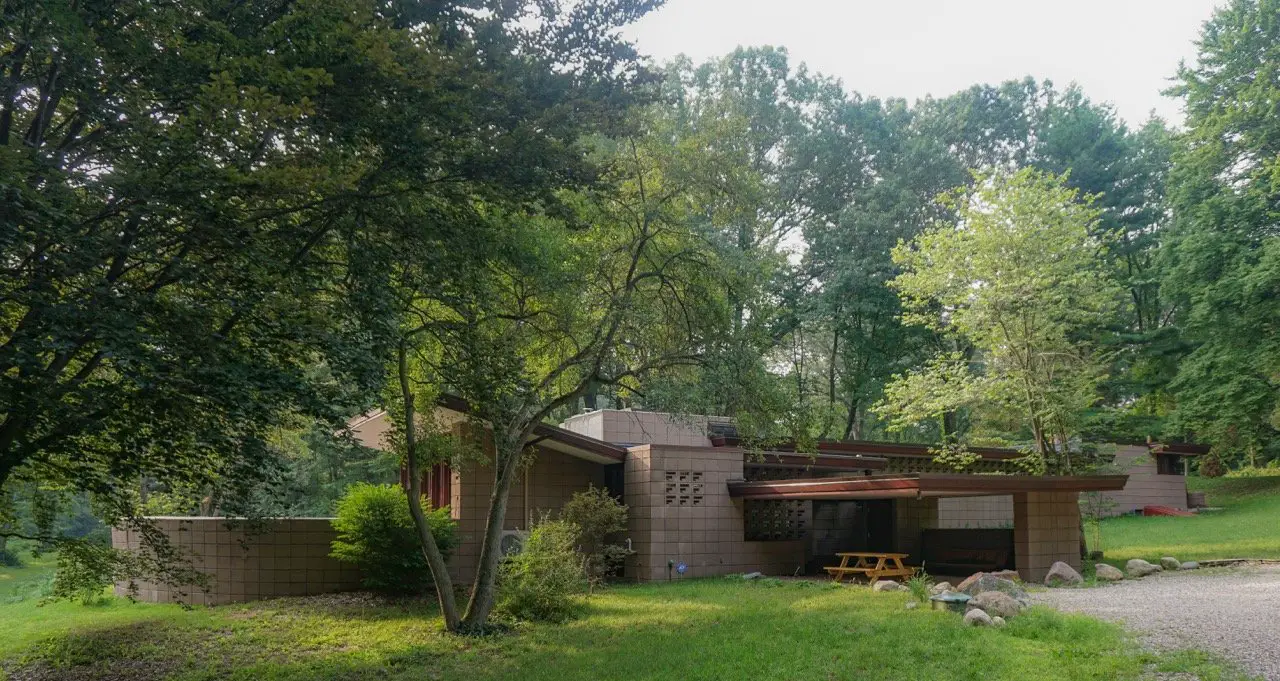 Frank Lloyd Wright - Eppstein House - Summer_exterior back