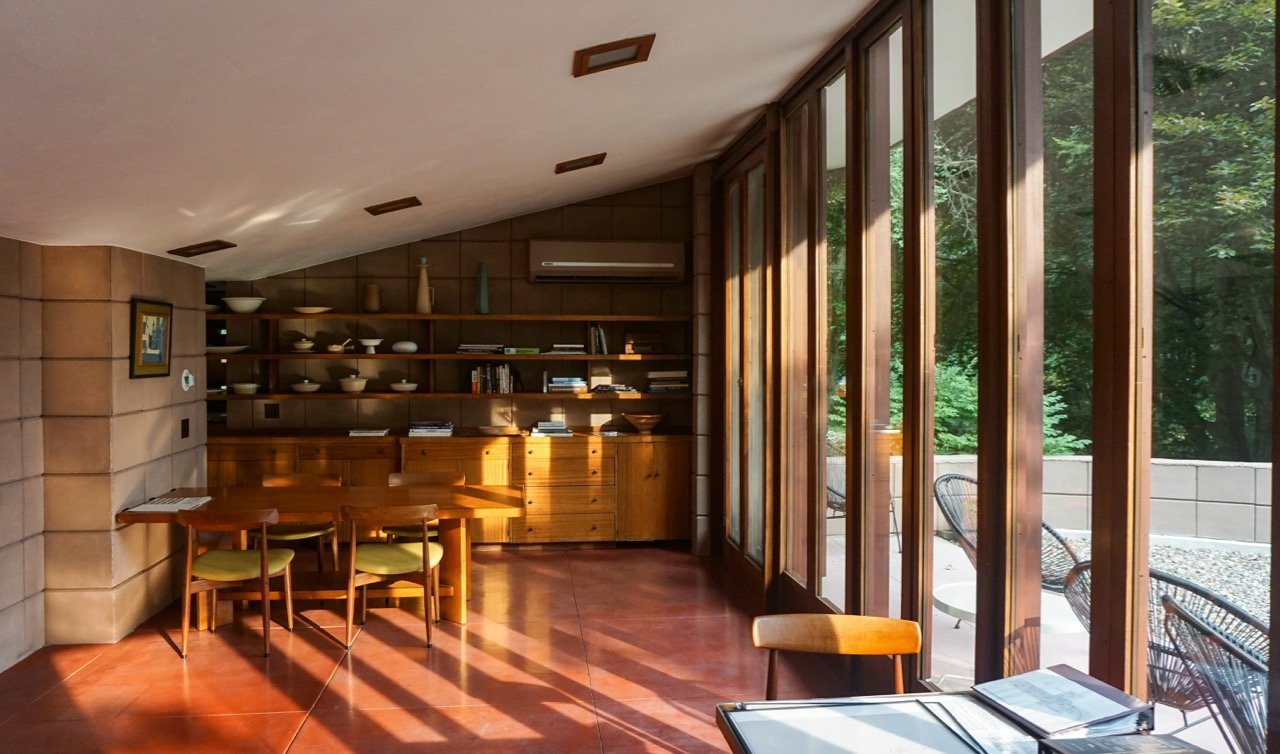 Frank Lloyd Wright - Eppstein House - Summer_living room