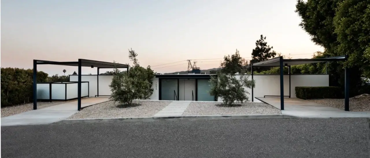 Midcentury glass house in Brentwood_exterior front