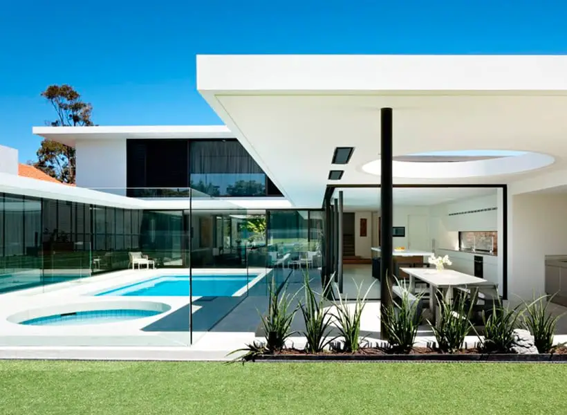 McKimm Architects - Yuille house_side view pool