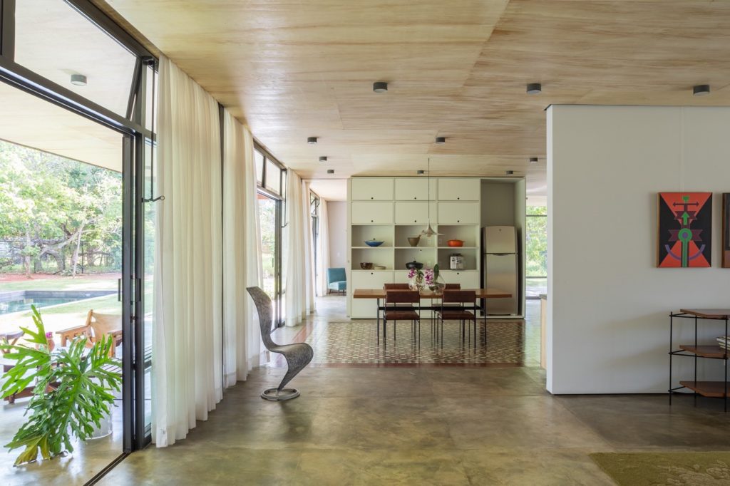Modernist family home brazil -  living room