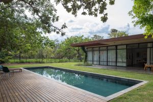 Modernist family home brazil - pool