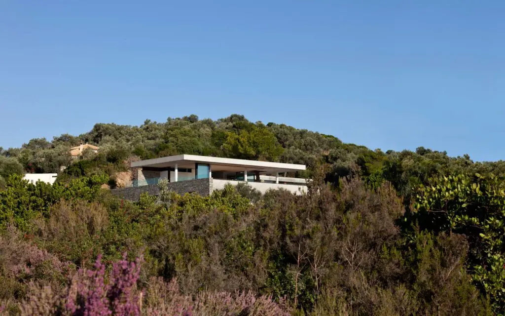 Modernist house in Greece - architect K Studio - view from far