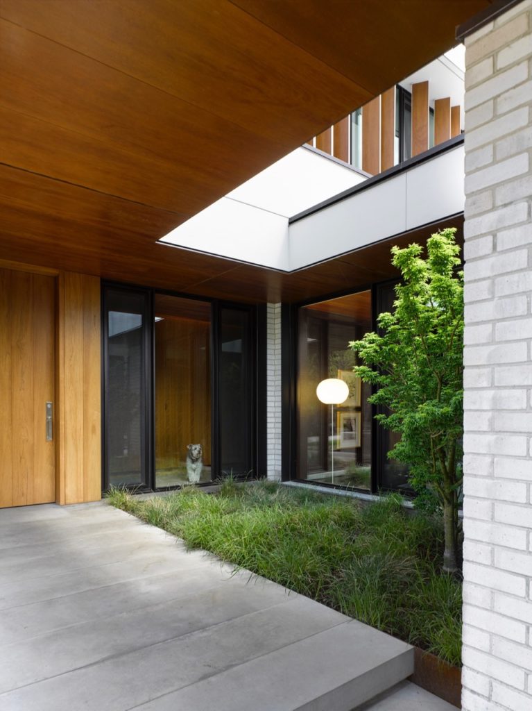 Modern House renovated - Superkül architects - entrance