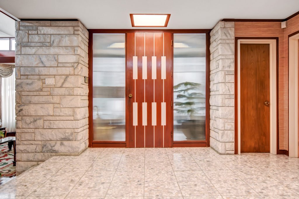 Frank Lloyd Wright Inspired Weiner Residence - Ottawa - entrance