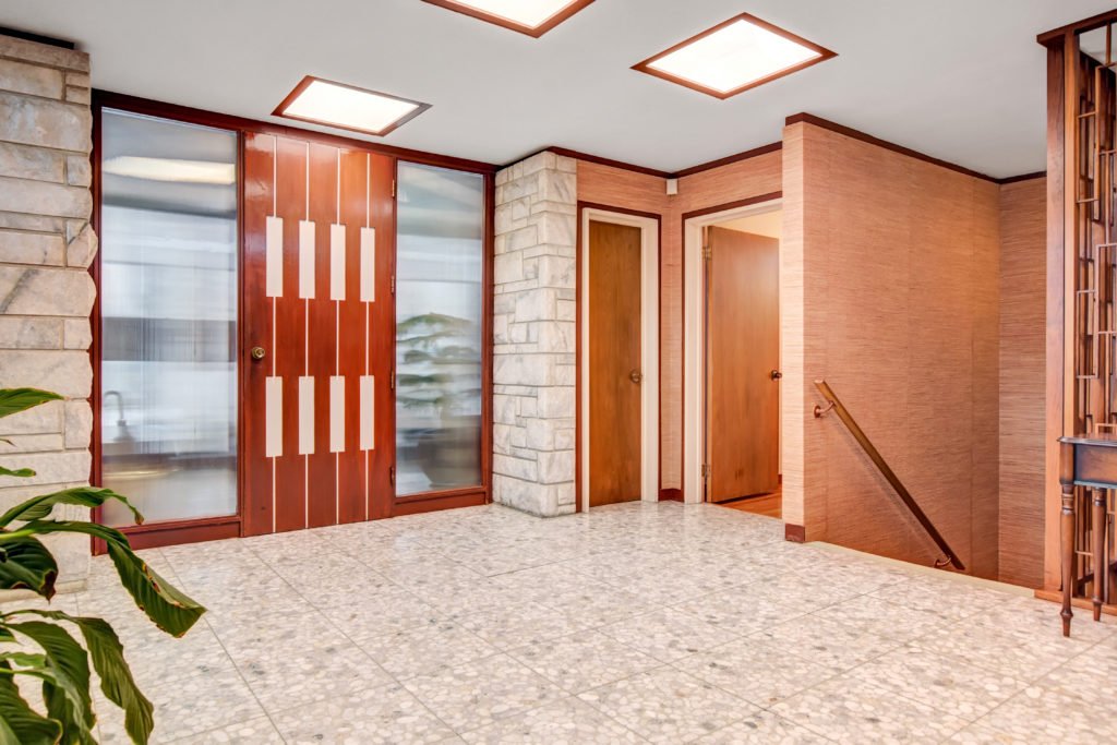 Frank Lloyd Wright Inspired Weiner Residence - Ottawa - entrance