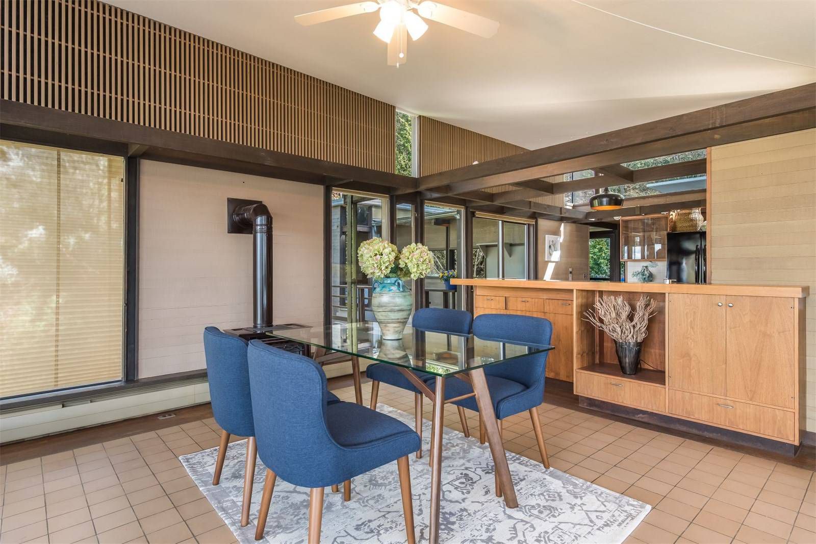 A 1965 Midcentury Forest retreat in Bainbridge Island, Washington - Mid ...
