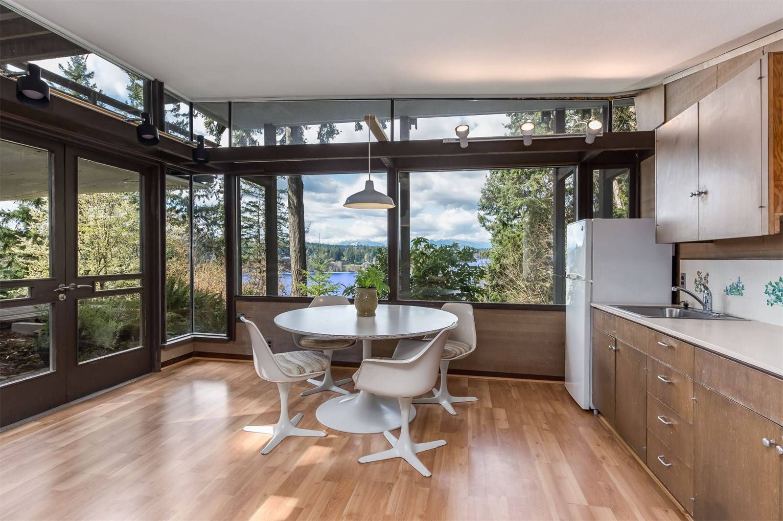 A 1965 Midcentury Forest retreat in Bainbridge Island, Washington - Mid ...