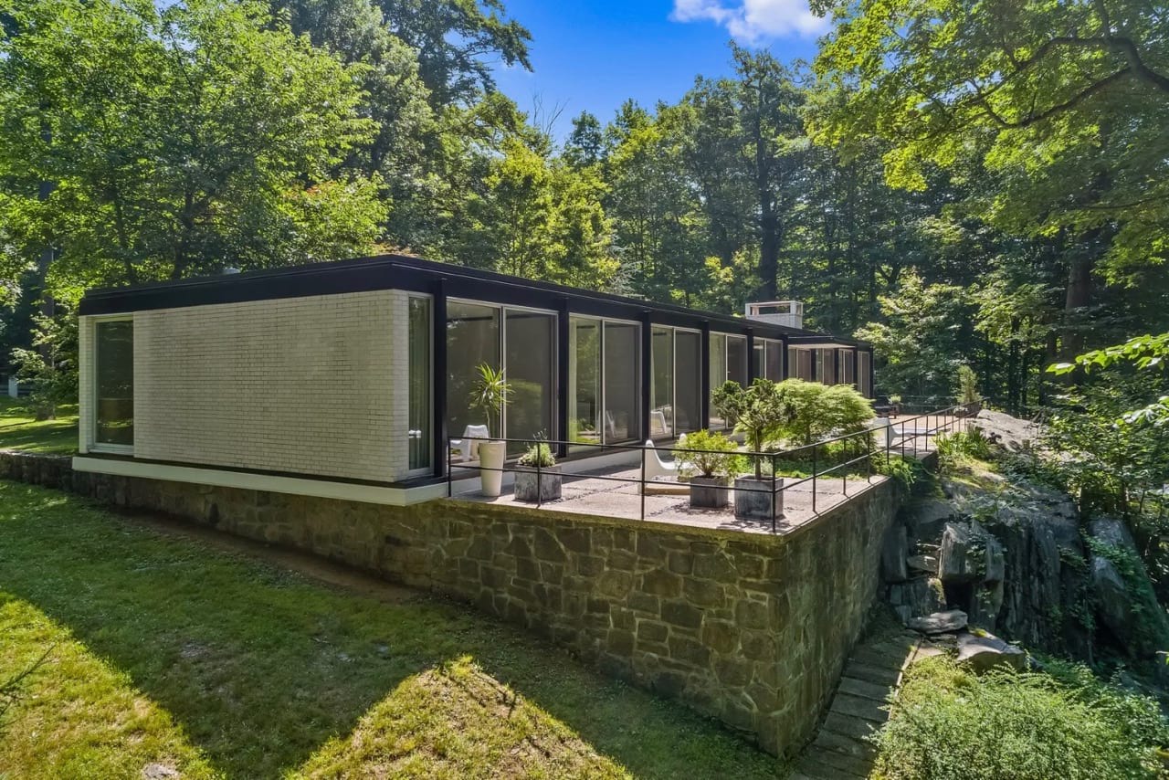 Modernist house in Amonk New York -