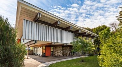 midcentury home in Boucherville
