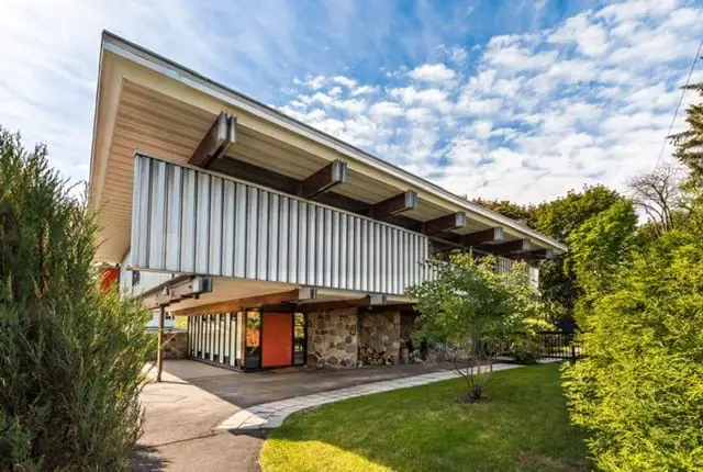 midcentury home in Boucherville 