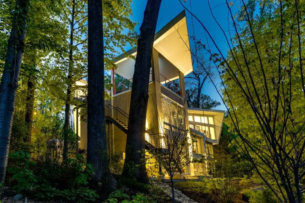 lakeside midcentury inspired house -