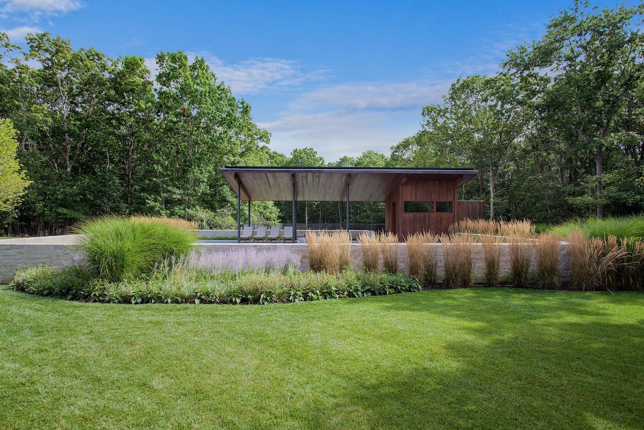 A Soothing Retreat in Watermill, New York Mid Century Home