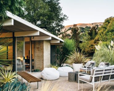 Eichler-Home-San-Rafael-back-garden-Photo by Drew Kelly