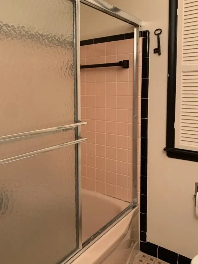 Midcentury pink bathroom