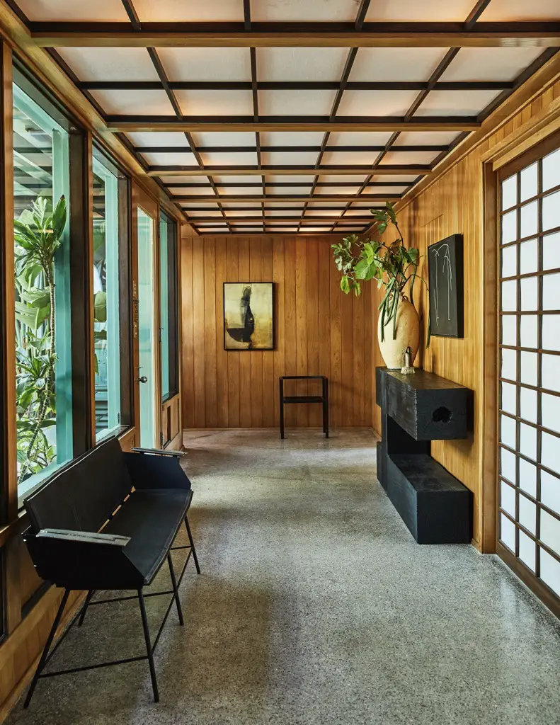 A Mid-Century home Revival corridor