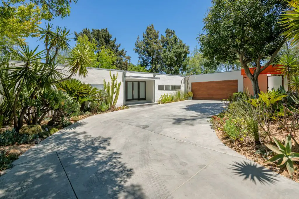 midcentury house for sale - driveway