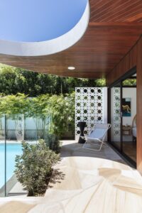 Midcentury glamour house in Australia - outside
