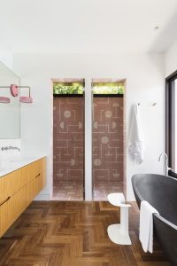 Midcentury glamour house in Australia - bathroom