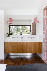 Midcentury glamour house in Australia - bathroom