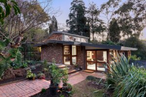 Midcentury home for sale Eaglemont - facade