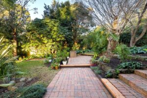 Midcentury home for sale Eaglemont - garden